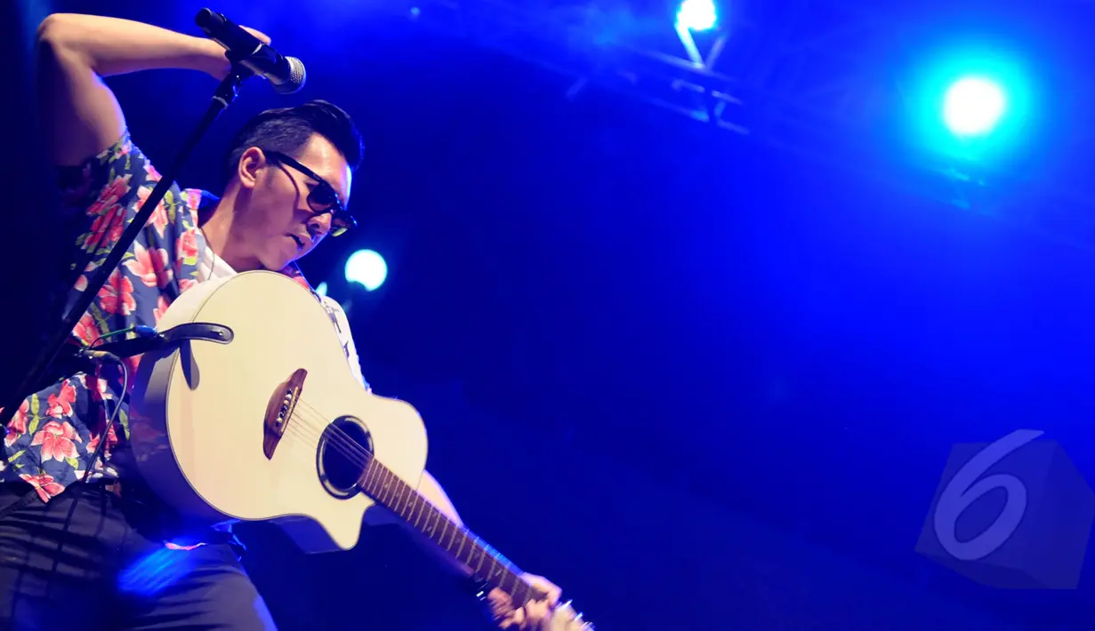 Band Rock & Roll, Naif saat beraksi di Indonesia Greaser Party 2015, Senayan, Jakarta, Jumat (10/4/2015). (Liputan6.com/Faisal R Syam)