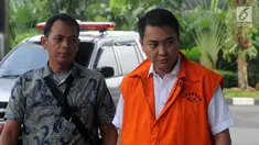 Tersangka anggota DPR Fayakhun Andriadi dikawal petugas saat tiba untuk menjalani pemeriksaan di gedung KPK, Jakarta (6/4). Pemeriksaan ini merupakan yang pertama sejak ia resmi ditahan pada Rabu (28/3) lalu. (Merdeka.com/Dwi Narwoko)