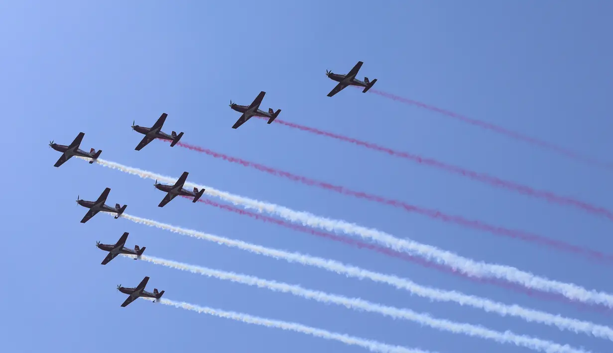 Mereka mengudara di atas kawasan Monumen Nasional (Monas) dan Istana Merdeka, lokasi yang menjadi pusat upacara peringatan HUT RI ke-80. (KapanLagi.com/Budy Santoso)