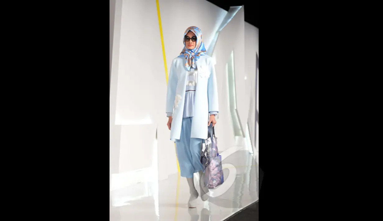 Model berjalan di atas catwalk memperagakan busana rancangan Itang Yunaz pada ajang Indonesia Fashion Week 2015 di JCC Senayan, Jakarta, Sabtu (27/2/2015). (Liputan6.com/Panji Diksana)