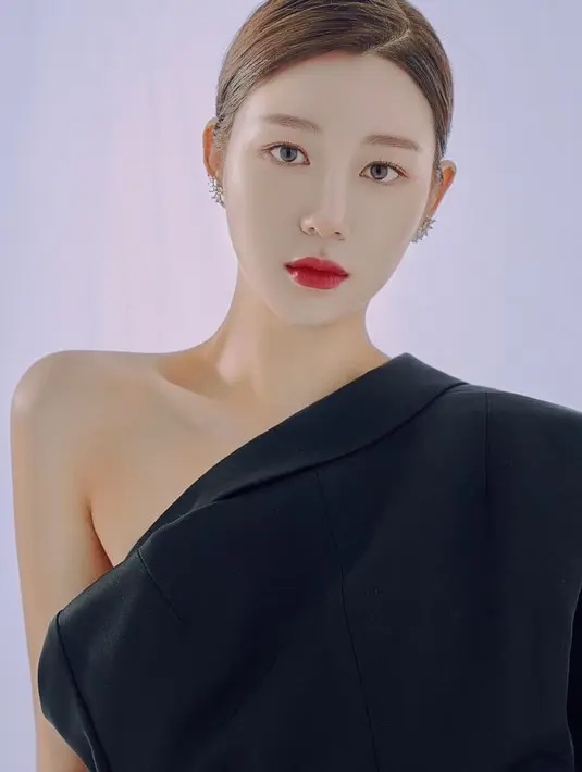 Sleek hairstyle bikin tampilan Lee Da In tampak dewasa dan elegan. Bagaimana menurutmu? [@xx_dain].