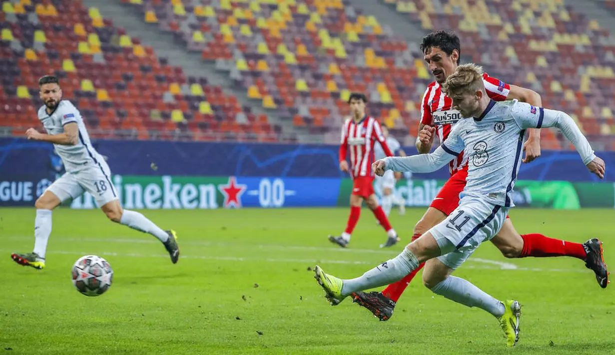 Striker Chelsea, Timo Werner, melepaskan tendangan saat melawan Atletico Madrid pada laga Liga Champions di Arena Nationala, Rumania, Rabu (24/02/2021). Chelsea menang dengan skor 1-0. (AP/Vadim Ghirda)