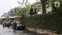 Suasana rumah dinas Kadiv Propam Polri Irjen Ferdy Sambo di Kompleks Polri Duren Tiga, Pancoran, Jakarta Selatan , Rabu (13/7/2022). Brigadir J tewas dalam baku tembak dengan sesama anggota polisi berinisial Bharada E pada Jumat (8/7/2022) sekitar pukul 17.00 WIB. (Liputan6.com/Faizal Fanani)