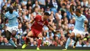 Striker Liverpool, Dominic Solanke, berusaha melewati pemain Manchester City pada laga Premier League di Stadion Ettihad, Manchester, Sabtu (9/9/2017). City menang 5-0 atas Liverpool. (AFP/Paul Ellis)