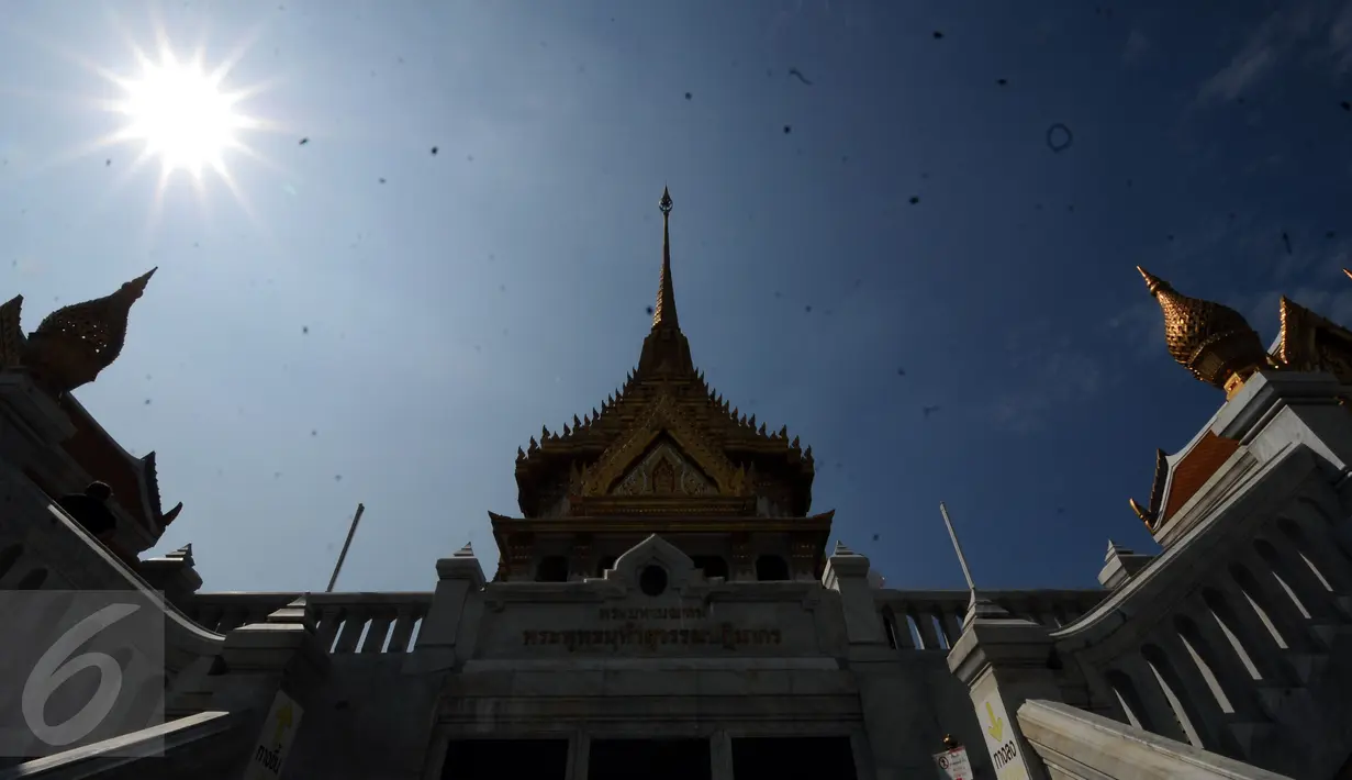 Bagian depan kuil Golden Budha di kota Bangkok, Thailand, Sabtu (17/12). Salah satu biksu yang ada di kuil tersebut memprediksi hasil laga final kedua Piala AFF 2016 antara Thailand melawan Indonesia. (Liputan6.com/Helmi Fithriansyah)