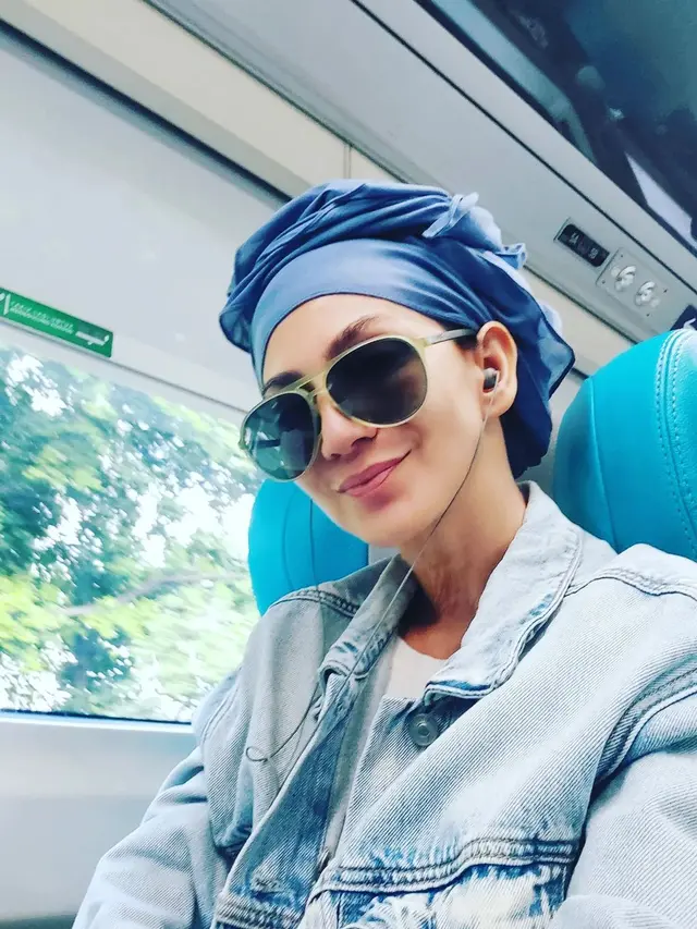 Perlihatan Leher, Ini 6 Potret Gaya Hijab Wanda Hamidah yang Jadi Sorotan