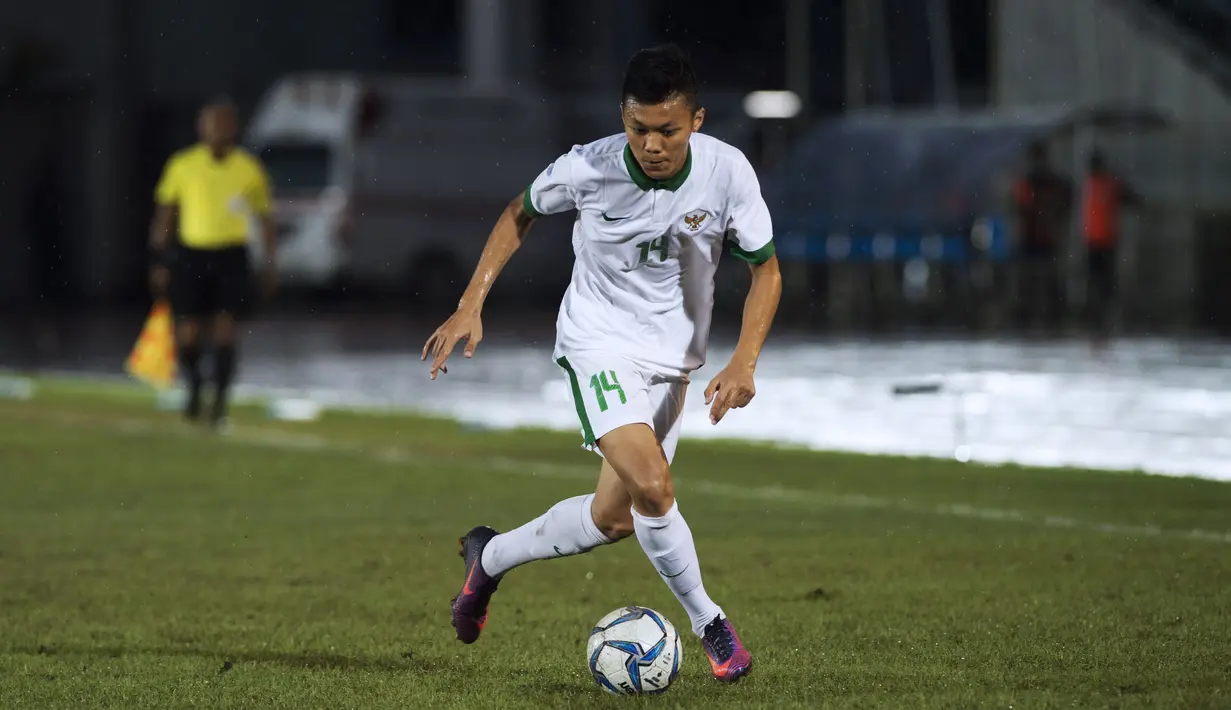 Pemain Timnas Indonesia U19, Feeby Eka Putra mencetak hattrick saat melawan Timnas U-19 Filipina pada laga Grup B Piala AFF U-18 di Thuwunna Stadium, Myanmar, Kamis (8/9). Indonesia menang 9-0. (AFP/Ye Aung Thu)