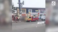 Beredar rekaman amatir menunjukkan tingkah seorang pria yang adang sebuah mobil tanpa mengenakan pakaian.