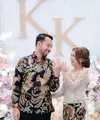 Kemudian ia mengganti robe tersebut dengan kebaya modern bernuansa nude dari Red Berry Wedding. [Instagram/windrafotografi].