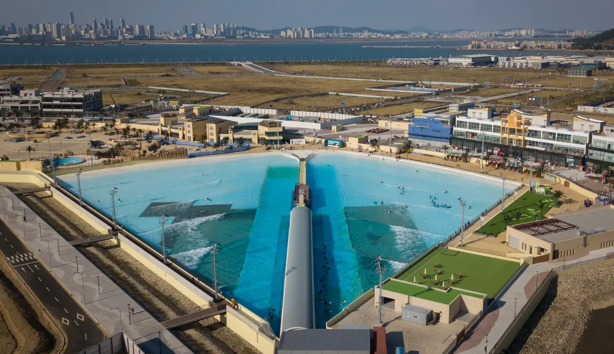 Pemandangan kolam ombak Wave Park di Siheung, Korea Selatan pada 18 Oktober 2020. Kolam ombak terbesar di dunia ini merupakan bagian dari Siheung Surf Park, sebuah resor terletak di Pulau Penyu, yang akan mencakup sebuah hotel, pusat konvensi, marina, dan bianglala. (Ed JONES/AFP)