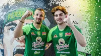 Pemain asing baru Persebaya Surabaya, Dime Dimov dan Dejan Tumbas, yang akan memperkuat tim di putaran kedua BRI Liga 1 2024/2025. (Bola.com/Dok. Persebaya)