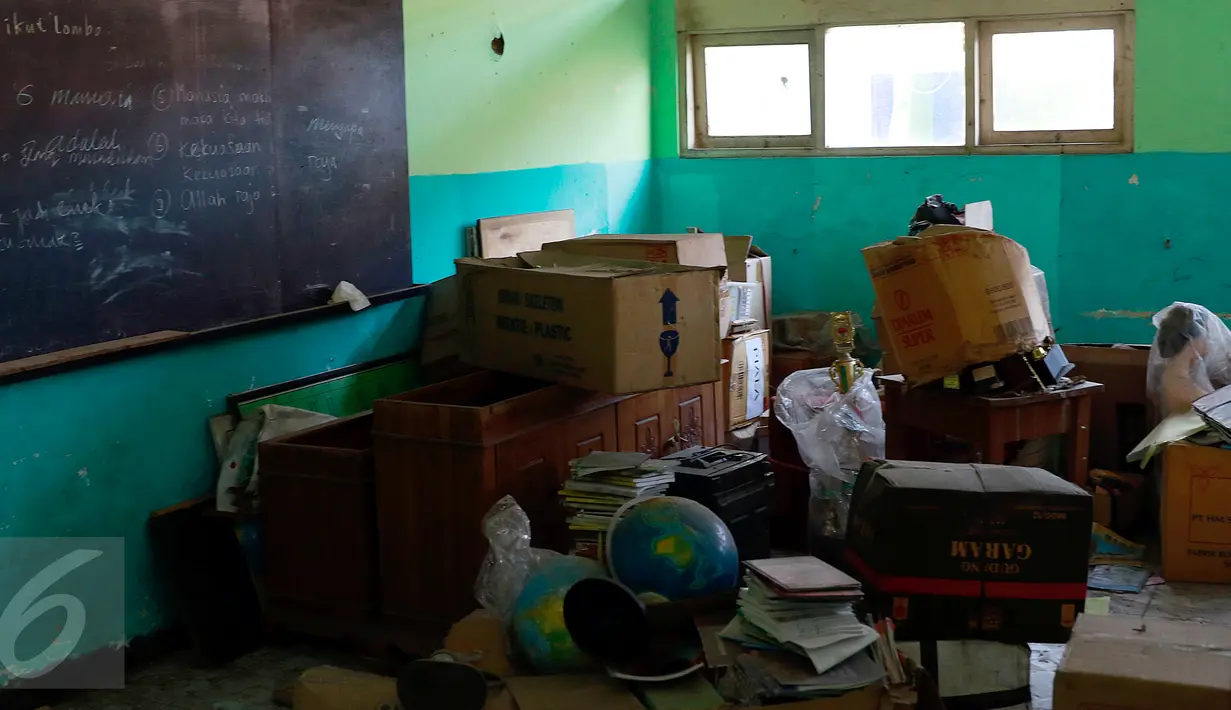Renovasi gedung Sekolah Dasar Negeri (SDN) Kramat Jati 12, Jakarta, terbengkalai selama dua tahun, Rabu (21/10). Ruang kelas hancur dan sejumlah barang tampak berserakan. (Liputan6.com/Yoppy Renato)