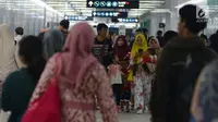 Warga bersiap mencoba menaiki moda raya Terpadu  Mass Rapid Transit  MRT di Stasiun MRT Bundaran HI, Jakarta, Jumat (29/3). Terkait tarif kereta MRT minimum yag telah disepakati adalah Rp.3000 sampai maksimum Rp.14.000 dari Lebak Bulus- Bundaran HI. (merdeka.com/Imam Buhori)