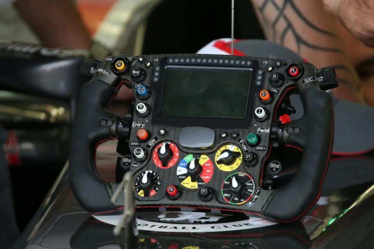 Lihat Lebih Dekat Rumitnya Setir Mobil Balap Formula 1