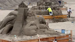 Asahi Sand Sculpture merupakan pameran patung pasir yang berlangsung pantai Yasashigaura, Asahi, Chiba, Jepang pada 15 Juli hingga 7 Agustus 2014. (AFP PHOTO/Toshifumi Kitamura)