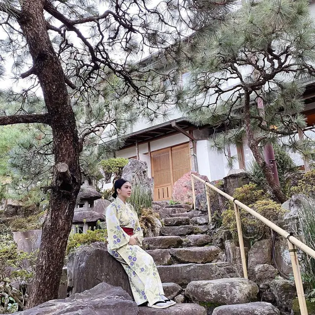 6 Potret Syahrini saat Pakai Kimono, Tampil Memesona