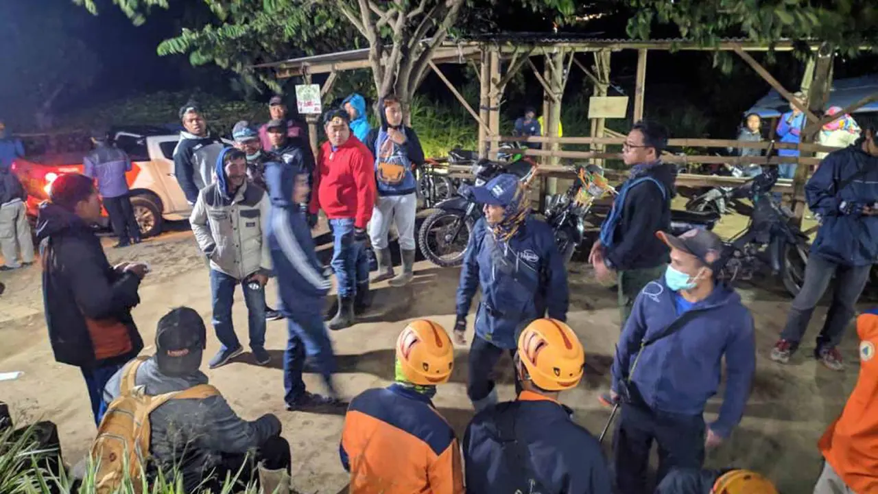 Evakuasi Pendaki Saat Hutan Gunung Panderman Terbakar Tengah Malam