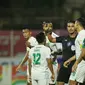 Para pemain Persebaya pada laga kontra Bali United di BRI Liga 1 2021/2022 hari Jumat (25/03/2022) malam. (Muhammad Iqbal Ichsan/Bola.com)