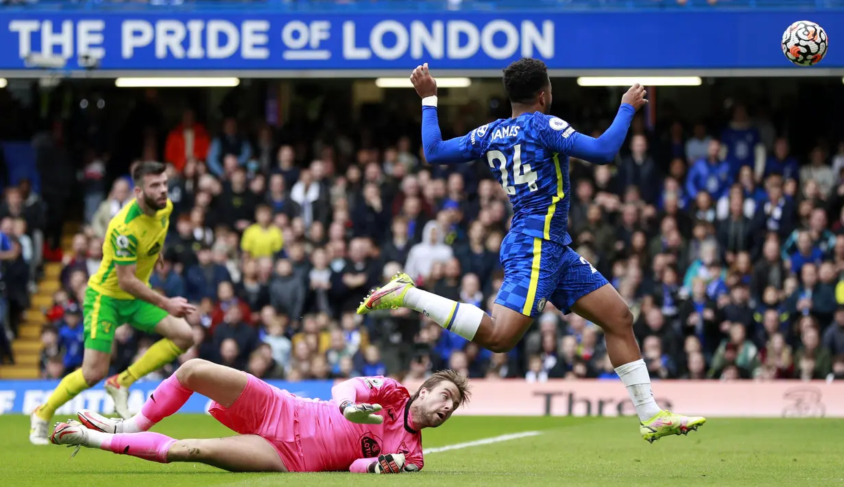 Chelsea benar-benar memperlihatkan dominasinya dalam laga yang digelar adi Stamford Bridge itu. Tiga menit sebelum jeda antarbabak, The Blues menambah keunggulan mereka menjadi 3-0 lewat gol yang dicetak oleh Reece James setelah memanfaatkan umpan dari Mason Mount. (AP Photo/Ian Walton)