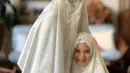 Hubungan ibu dan anak ini selalu terlihat kompak saat memakai outfit baju muslim mereka pada hari Idul Fitri. (Liputan6.com/IG/@marshatimothy)