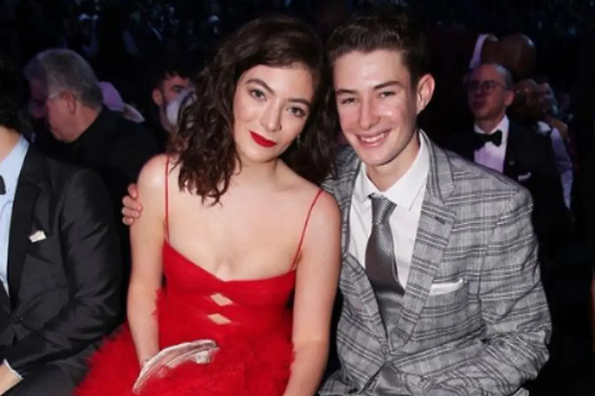 Lorde Kenakan Gaun Versinya yang Dukung #TimesUp di Grammy 2018