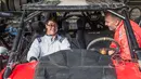 Paralympian Peru, Lucas Barron (25) berada di bengkel mekanik dimana mobilnya sedang dipersiapkan untuk Rally Dakar 2019 di Lima, 18 Desember 2018. Lucas akan menjadi pereli dengan down syndrome pertama dalam sejarah Dakar Rally. (ERNESTO BENAVIDES /AFP)