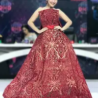 Selain dunia tarik suara, Ayu Ting Ting kini melebarkan sayapnya ke dunia akting. Suasana Idul Fitri tak menyurutkan semangat pedangdut ini untuk bergerilya mempromosikan film Dimsum Martabak. (Foto: instagram.com/ayutingting92)