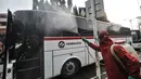 Petugas pemadam kebakaran menyemprotkan disinfektan bus AKAP di Terminal Kampung Rambutan, Jakarta, Minggu (23/5/2021). Penyemprotan rutin dilakukan kepada bus AKAP dan penumpang selama arus mudik Lebaran sebagai langkah mencegah penyebaran Covid-19. (merdeka.com/Iqbal S Nugroho)