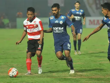 Pemain Madura United, Bayu Gatra (kiri) mencoba melewati hadangan pemain Arema Cronus  pada laga Torabika Soccer Champions 2016 di Stadion Gelora Bangkalan, Jumat (6/5/2016) WIB. (Bola.com/Fahrizal Arnas)