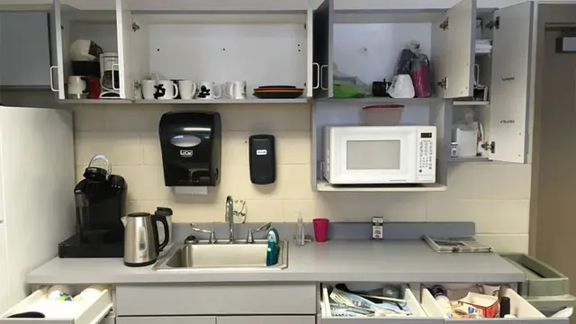 Potret Kebiasaan Buruk Rekan Kerja di Kantor, Bikin Ikut Jengkel. (Sumber: Boredpanda)