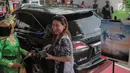 Petugas SPBU mengenakan pakaian adat mengisi bahan bakar minyak (BBM) ke sebuah mobil di kawasan Kelapa Gading, Jakarta, Senin (22/4). Dalam rangka memperingati Hari Kartini pengelola SPBU mengajak Seluruh pegawai SPBU mengenakan mengenakan baju kebaya dan baju adat. (Liputan6.com/Faizal Fanani)
