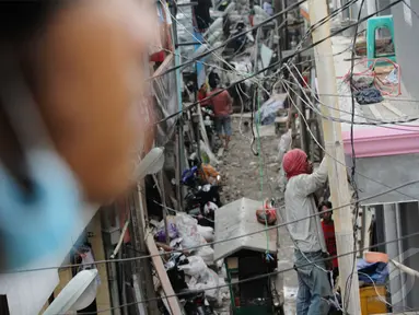 Pekerja berusaha menyelesaikan pembangunan Kampung Deret yang berlokasi di Rt. 06 Rw. 07 Benhil, Jakarta Pusat, Rabu (14/05/2014) (Liputan6.com/Faizal Fanani).