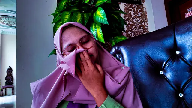 Hubungan layaknya ibu dan anak terjalin antara seorang ibu asal Bireuen, Aceh, bernama Mutiawati (32) dengan dua orang bocah Muslim-Rohingya yang sempat menjadi pengungsi di Serambi Makkah (Liputan6.com/Rino Abonita)