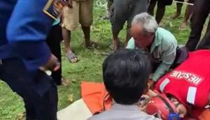Proses evakuasi seorang nenek yang terperosok ke dalam sumur di Kampung Lembursawah, Desa Bojongsari, Kecamatan Jampangkulon, berlangsung dramatis. (Liputan6.com/ Fira Syahrin)