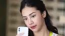 Anya Geraldine sangat menikmati momen berolahraga. Kesukaannya terhadap olahraga menjadi rahasianya untuk dapatkan tubuh ideal. Paras cantiknya saat mirror selfie ini sukses bikin banyak orang menyukai gaya penampilan dari aktris pemeran Asih di film Yowis Ben 2. (Liputan6.com/IG/@anyageraldine)