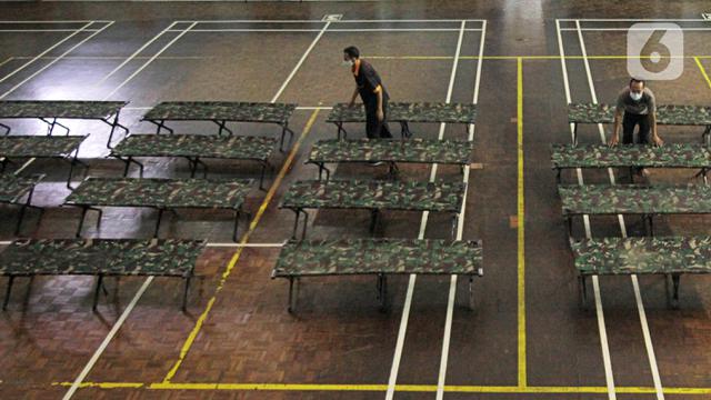 FOTO: GOR Cipayung Jadi Tempat Singgah Sementara Warga yang Baru Kembali ke Jakarta