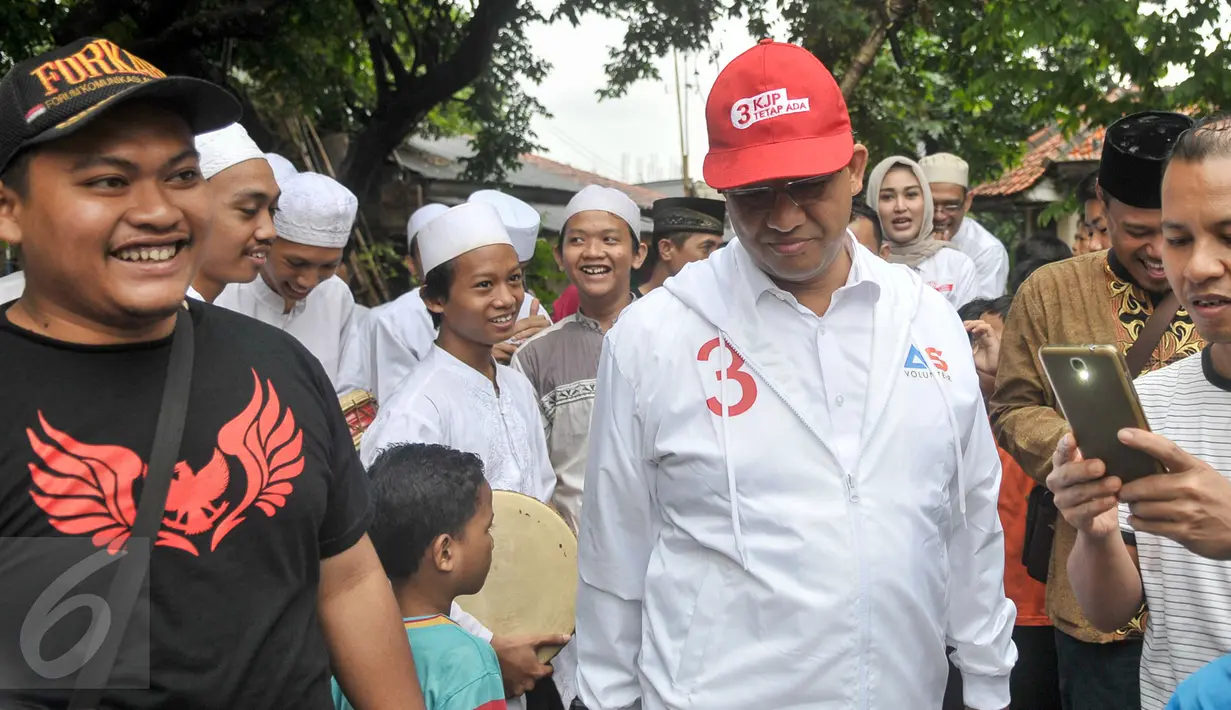 Anies Baswedan saat melakukan kunjungan ke Gang Sawo, Ampera, Jakarta Selatan, Senin (20/3). Cagub DKI Jakarta, Anies Baswedan sosialisasikan program KJP Plus kepada warga Ampera. (Liputan6.com/Yoppy Renato)