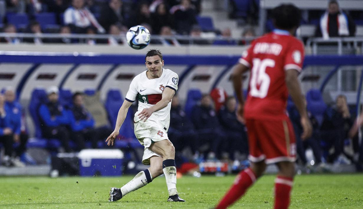 Dalam pertandingan ini, penyerang Cristiano Ronaldo mencetak dua gol ke gawang Luksemburg. (AFP/Kenzo TRIBOUILLARD)