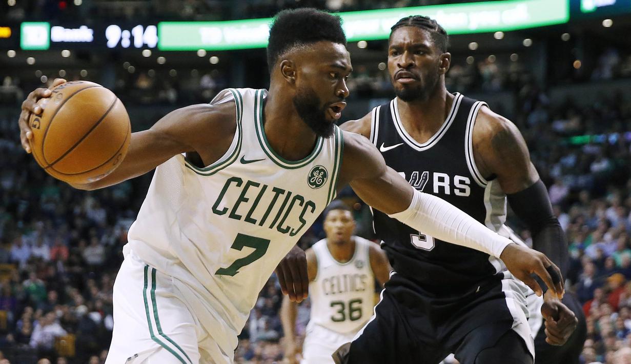 Pebasket Boston Celtics, Jaylen Brown, berusaha melewati pebasket San Antonio Spurs, Brandon Paul, pada laga NBA di TD Garden, Boston, Senin (30/10/2017). Celtics menang 108-94 atas Spurs. (AP/Michael Dwyer)