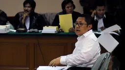 Terdakwa kasus dugaan korupsi proyek Hambalang, Anas Urbaningrum, menyiapkan nota pembelaan dirinya di Pengadilan Tipikor Jakarta, (18/9/2014). (Liputan6.com/Helmi Fithriansyah)