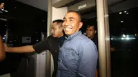 Bupati Buton Samsu Umar Abdul Samiun tiba di Gedung KPK, Jakarta, setelah ditangkap di Bandara Soekarno-Hatta, Rabu (25/1/2017). (Liputan6.com/Helmi Affandi)