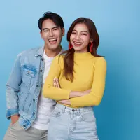 Sepasang kekasih tersenyum lebar dan berpose ke arah kamera (Foto Dok: Freepik/our-team).