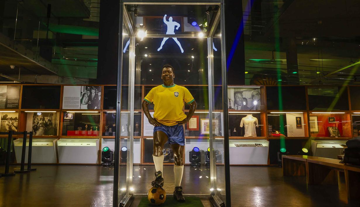 Patung mendiang legenda sepak bola Brasil, Pele, dipajang di Museum Pele setelah pengumuman akuisisi merek Pele oleh NR Sports di Santos, Sao Paulo, Brasil, pada Selasa 25 November 2025. NR Sports resmi mengakuisisi merek Pele, nama legenda Brasil. (Miguel SCHINCARIOL/AFP)