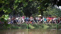 Warga pun dengan sabar menyaksikan berbagai lomba tujuhbelasan yang digelar di tengah-tengah sungai (Liputan6.com/Faizal Fanani)