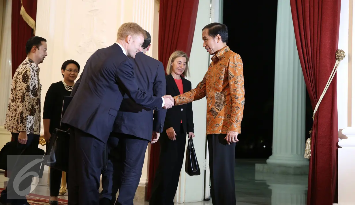 Presiden Joko Widodo (Jokowi) menerima delegasi Uni Eropa di Istana Negara, Jakarta, Jumat (8/5/2016). Indonesia mengupayakan diberikannya kerja sama pasar bebas dengan Uni Eropa. (Liputan6.com/Faizal Fanani)