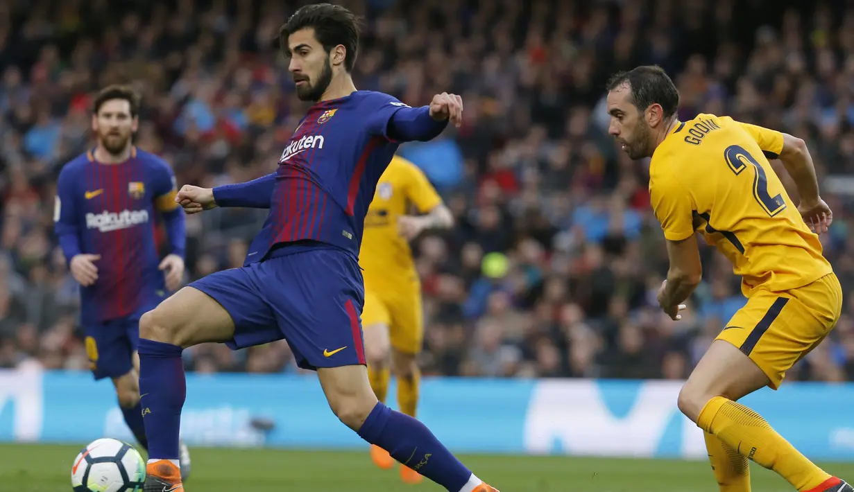 Gelandang Barcelona, Andre Gomes, menghindari kejaran bek Atletico Madrid, Diego Godin, pada laga La Liga Spanyol di Stadion Camp Nou, Barcelona, Minggu (4/3/2018). Barcelona menang 1-0 atas Atletico. (AFP/Pau Barrena)