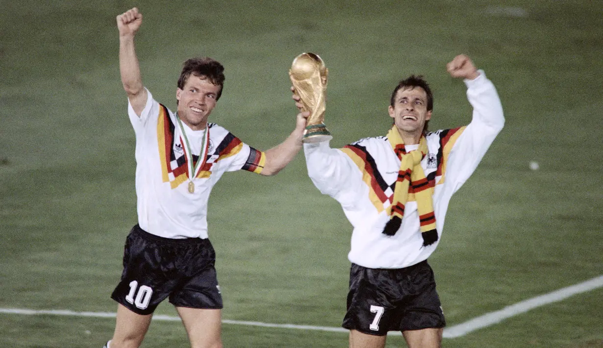 Lothar Matthaus (kanan) merupakan pemain tertua yang pernah tampil di Timnas Jerman dalam sejarah pergelaran Euro. Ia menginjak 39 tahun, 2 bulan, 30 hari ketika melawan Timnas Portugal pada Euro 2000. Motor tengah andalan skuat Der Panzer ini telah membukukan 150 caps penampilan. (Foto: AFP/Staff)