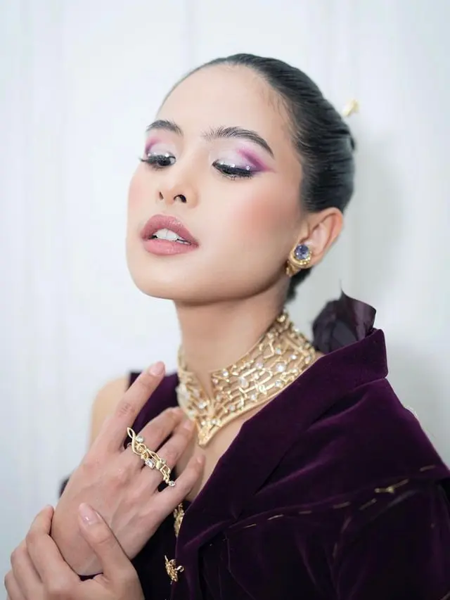 Cantik dan Stunning, Potret Detail Kebaya dan Makeup Serba Ungu Maudy Ayunda di FFI 2022