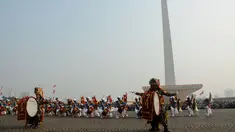 Tim Marching Band Taruna Akademi Militer tampil memeriahkan HUT RI ke-69 di kawasan Tugu Monas, Jakarta, (31/8/2014). (Liputan6.com/Helmi Fithriansyah)
