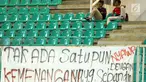 Suporter menyaksikan laga Indonesia U-19 melawan China U-19 pada PSSI 88th U-19 International Tournament di Stadion Pakansari, Selasa (25/9). Suporter membentangkan spanduk keprihatinan atas aksi kekerasan yang terjadi. (Liputan6.com/Helmi Fithriansyah)